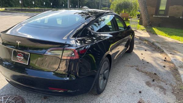 2022 Tesla, dovoz USA — foto 9 z 12