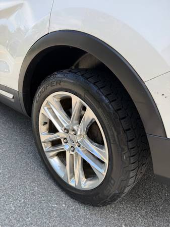 2017 Ford, dovoz USA — foto 5 z 12