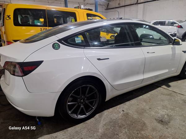 2021 Tesla, bílá, dovoz USA — foto 3 z 12