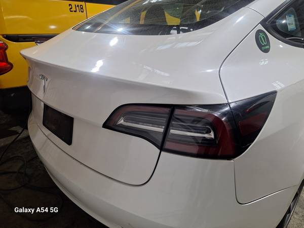 2021 Tesla, bílá, dovoz USA — foto 4 z 12