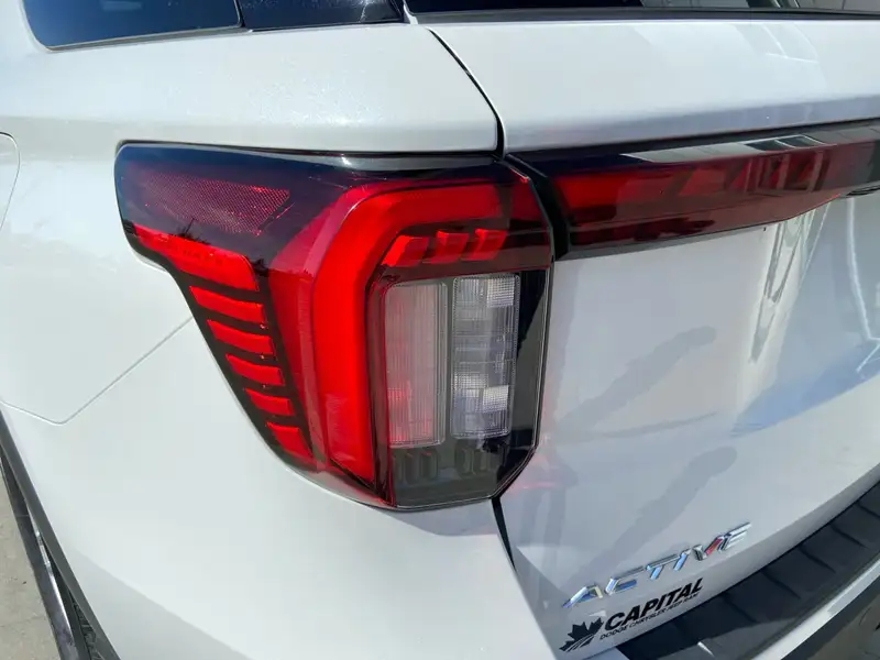 2025 Ford Explorer Active | 7-Passenger 3-Row Seating |, bílá, 33 245 km, dovoz Kanada — foto 12 z 12