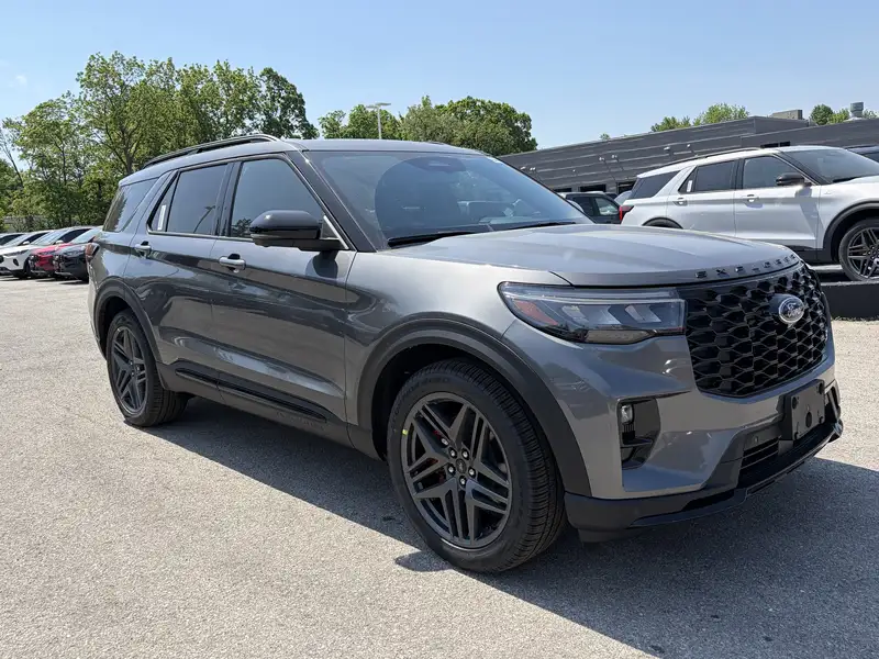 2026 Ford Explorer ST 4WD 400A, šedá, 10 km, dovoz Kanada — foto 3 z 12