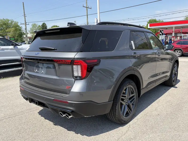 2026 Ford Explorer ST 4WD 400A, šedá, 10 km, dovoz Kanada — foto 4 z 12