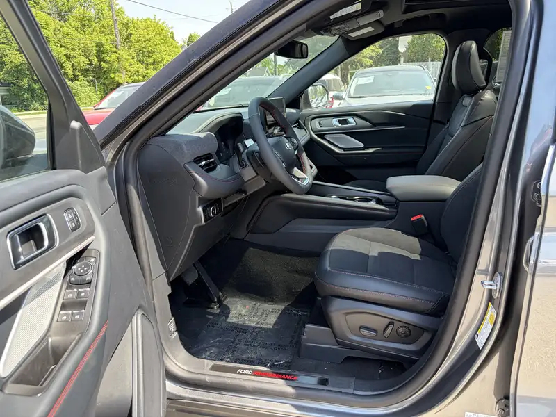 2026 Ford Explorer ST 4WD 400A, šedá, 10 km, dovoz Kanada — foto 9 z 12