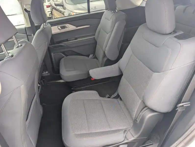 2025 Ford Explorer Active, bílá, 50 552 km, dovoz Kanada — foto 3 z 12