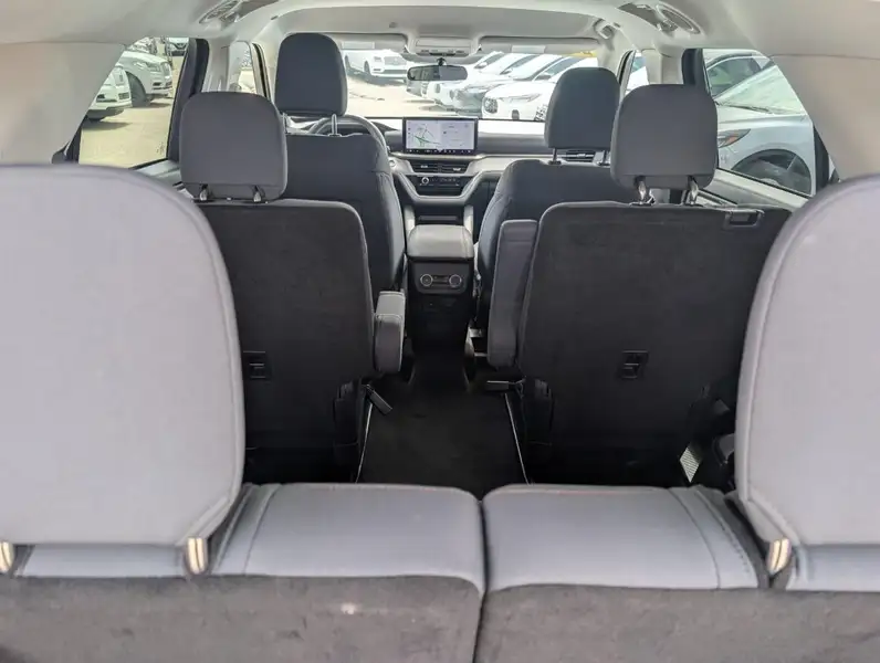 2025 Ford Explorer Active, bílá, 50 552 km, dovoz Kanada — foto 8 z 12