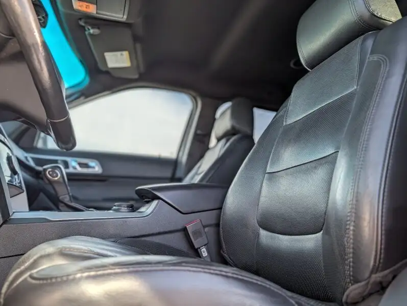 2013 Ford Explorer Limited, stříbrná, 172 837 km, dovoz Kanada — foto 9 z 12