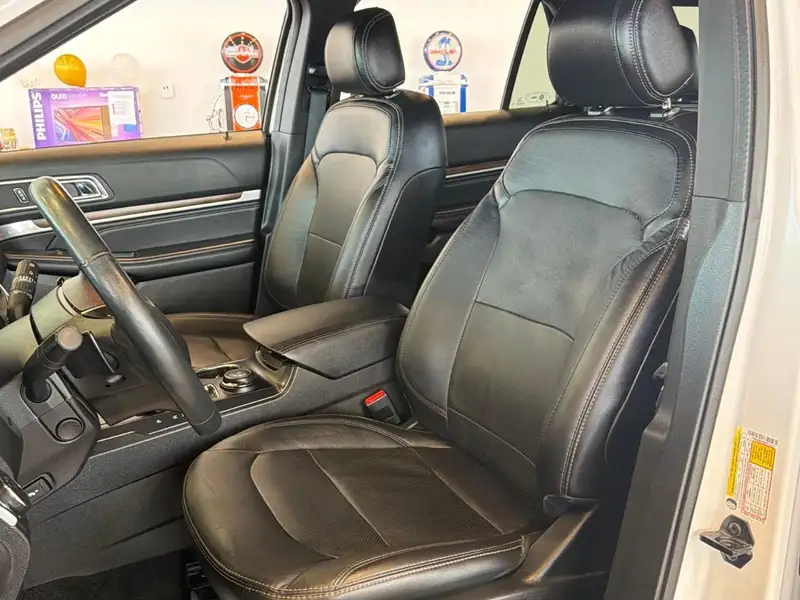 2017 Ford Explorer Limited, bílá, 200 096 km, dovoz Kanada — foto 11 z 12