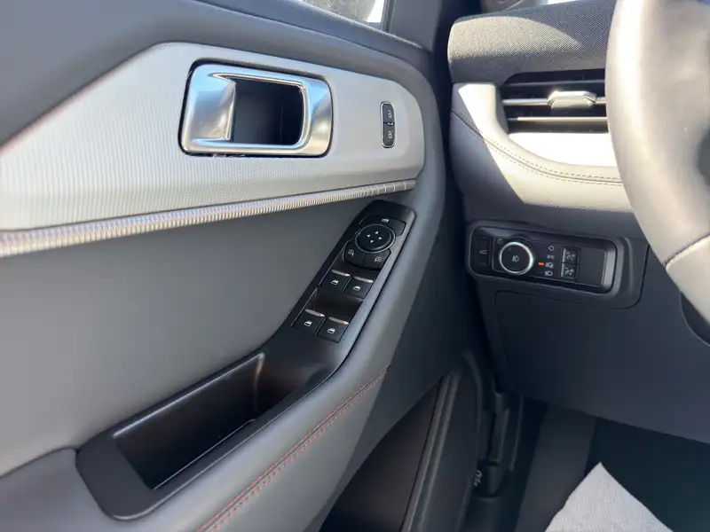 2026 Ford Explorer Active, bílá, dovoz Kanada — foto 12 z 12