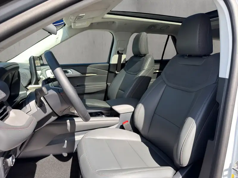 2026 Ford Explorer Active, bílá, dovoz Kanada — foto 9 z 12