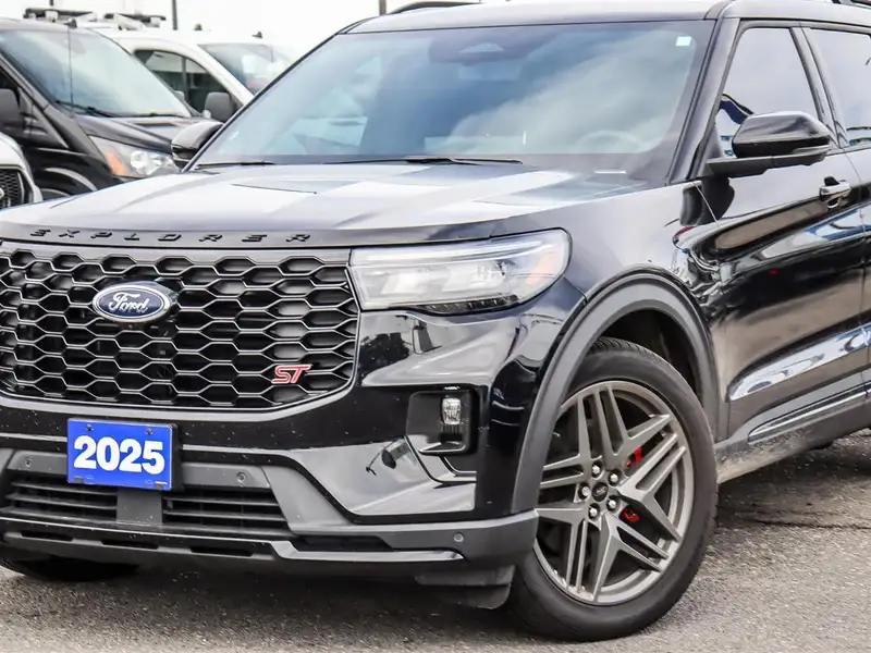 2025 Ford Explorer ST, černá, 12 637 km, dovoz Kanada — foto 2 z 12