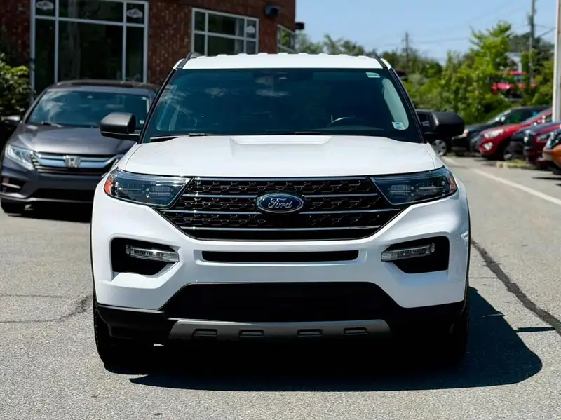 2022 Ford Explorer XLT, bílá, 101 000 km, dovoz Kanada — foto 2 z 12