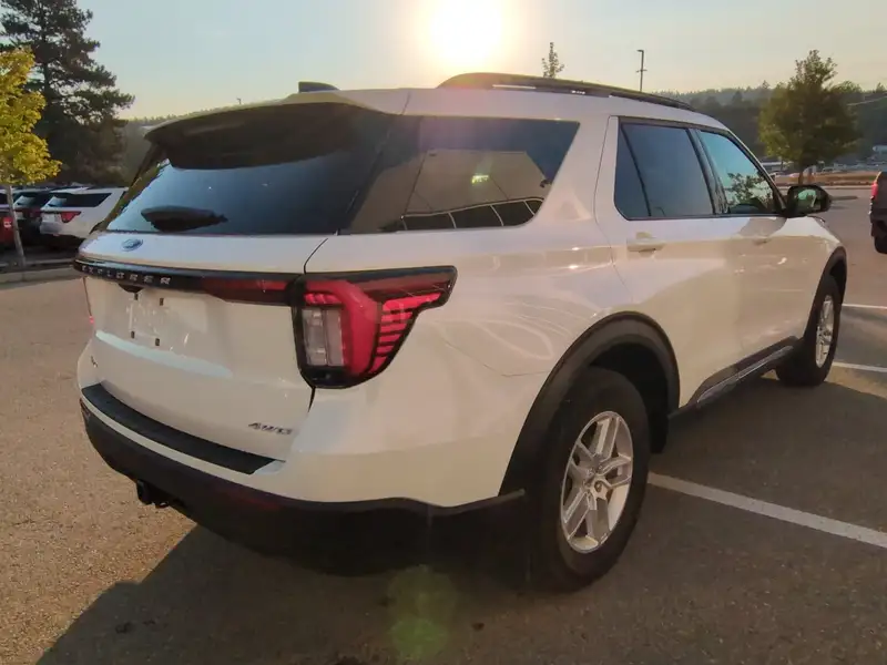 2025 Ford Explorer Active AWD, bílá, 9 296 km, dovoz Kanada — foto 4 z 12