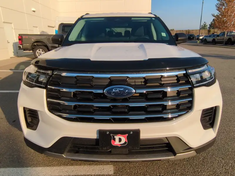 2025 Ford Explorer Active AWD, bílá, 9 296 km, dovoz Kanada — foto 9 z 12