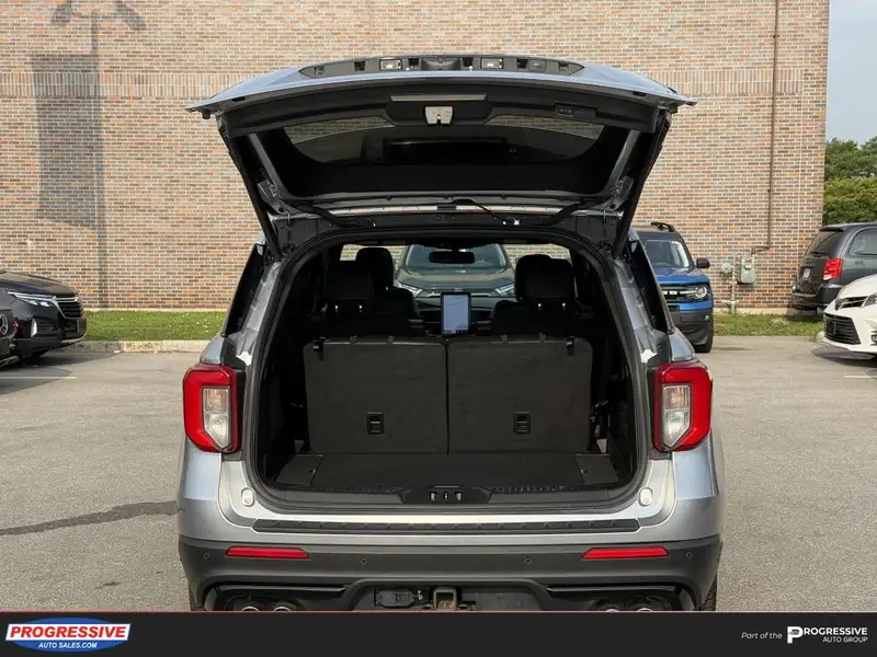 2022 Ford Explorer ST, stříbrná, 61 272 km, dovoz Kanada — foto 5 z 12