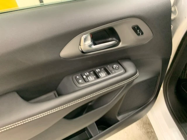 2027 Chrysler Pacifica Select, bílá, 26 km, dovoz Kanada — foto 11 z 20