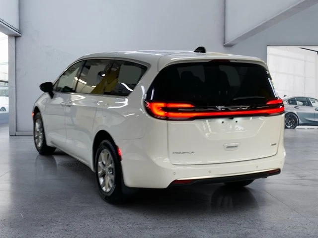 2027 Chrysler Pacifica Select, bílá, 26 km, dovoz Kanada — foto 3 z 20