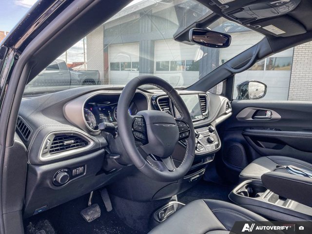 2027 Chrysler Pacifica Select, černá, 29 km, dovoz Kanada — foto 12 z 20