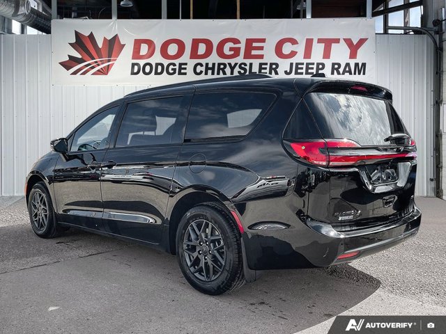 2027 Chrysler Pacifica Select, černá, 29 km, dovoz Kanada — foto 2 z 20