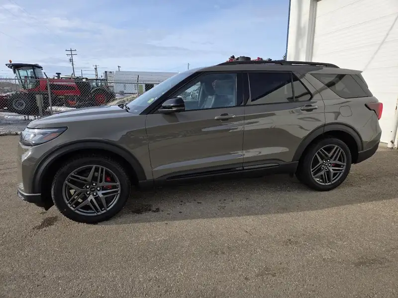 2026 Ford Explorer ST, šedá, 7 km, dovoz Kanada — foto 5 z 12