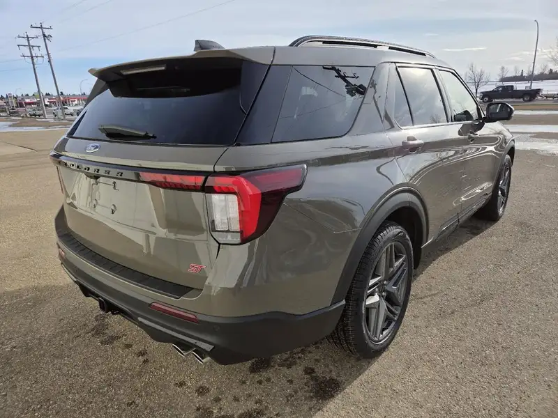 2026 Ford Explorer ST, šedá, 7 km, dovoz Kanada — foto 9 z 12