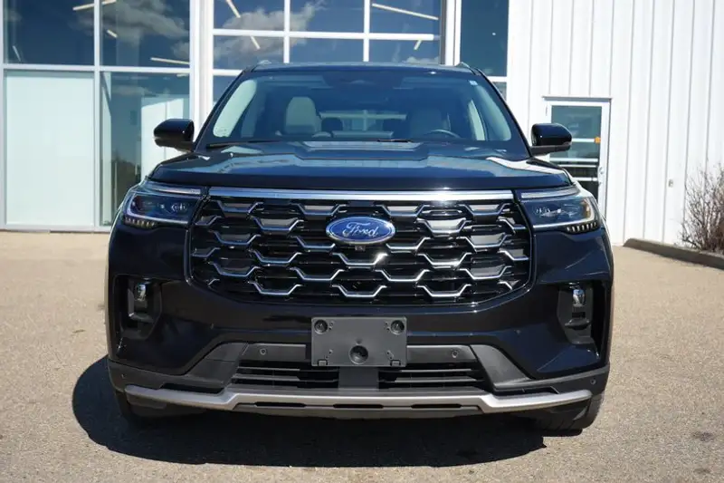 2026 Ford Explorer Platinum, černá, 21 109 km, dovoz Kanada — foto 2 z 12