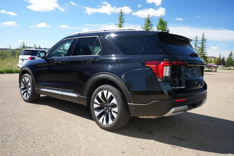 2026 Ford Explorer Platinum, černá, 21 109 km, dovoz Kanada — foto 7 z 12