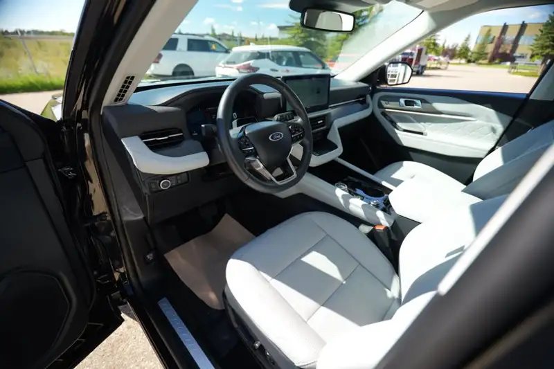 2026 Ford Explorer Platinum, černá, 21 109 km, dovoz Kanada — foto 9 z 12