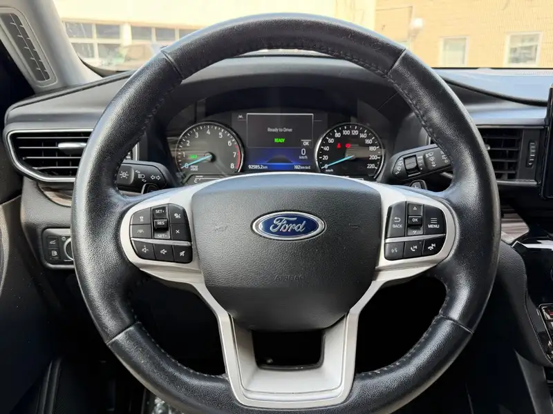 2021 Ford Explorer, modrá, 91 010 km, dovoz Kanada — foto 10 z 12
