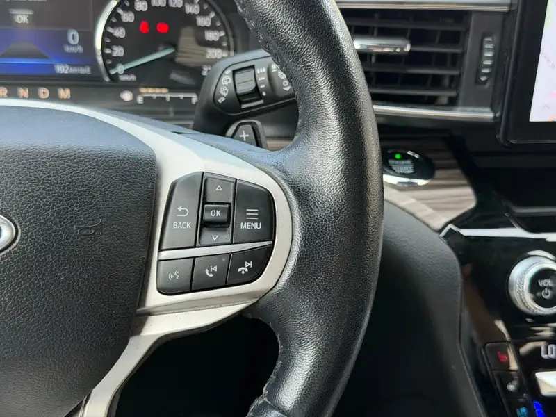 2021 Ford Explorer, modrá, 91 010 km, dovoz Kanada — foto 11 z 12