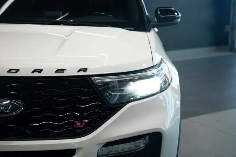 2022 Ford Explorer ST, bílá, 119 943 km, dovoz Kanada — foto 7 z 12