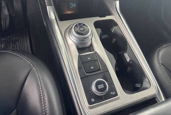 2022 Ford, dovoz USA — foto 11 z 12