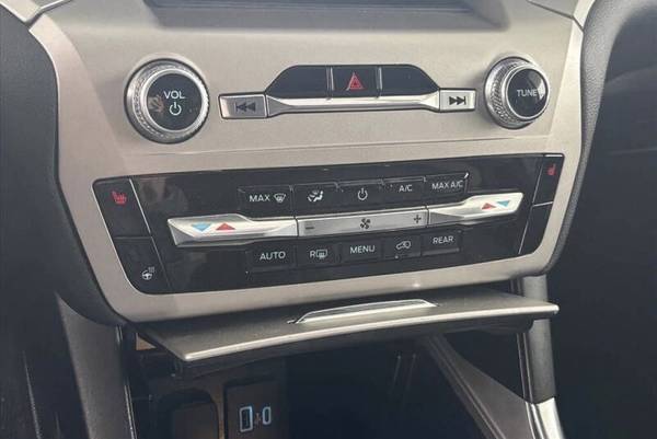 2022 Ford, dovoz USA — foto 9 z 12