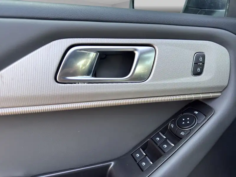 2025 Ford Explorer Active, bílá, 32 600 km, dovoz Kanada — foto 12 z 12