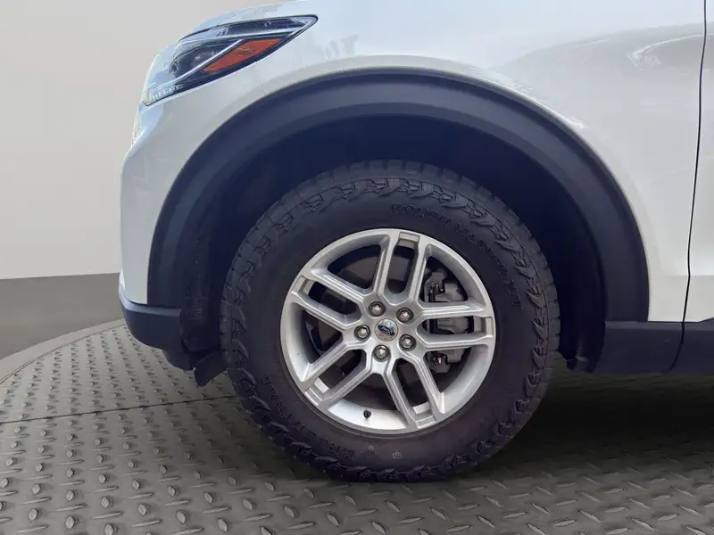 2025 Ford Explorer Active, bílá, 32 600 km, dovoz Kanada — foto 6 z 12