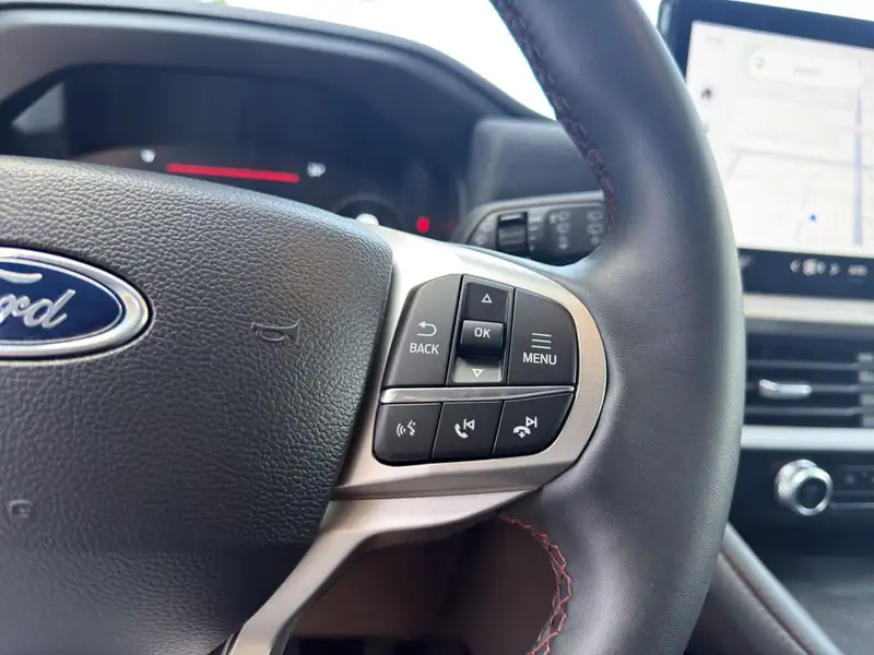 2025 Ford Explorer Active, bílá, 32 600 km, dovoz Kanada — foto 8 z 12