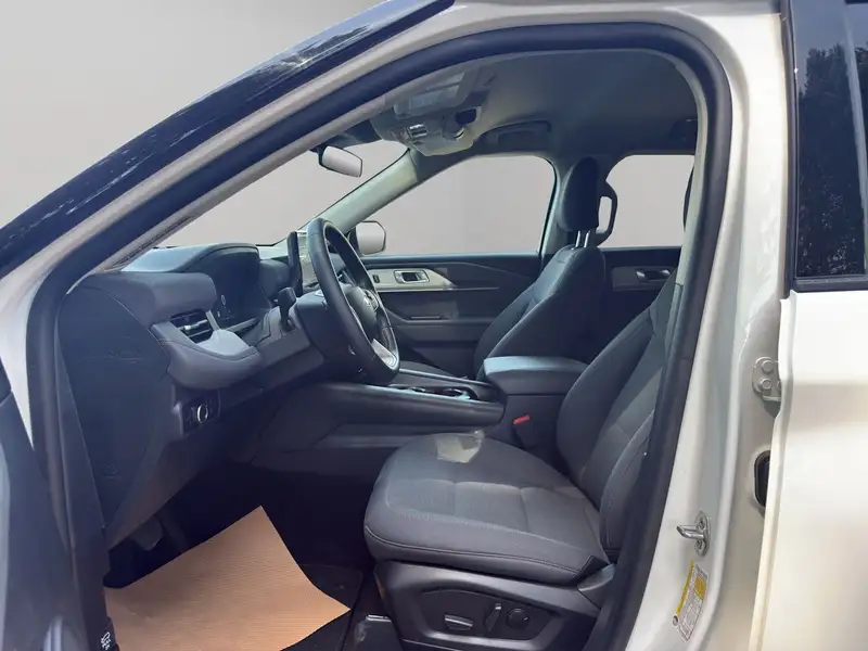 2025 Ford Explorer Active, bílá, 32 600 km, dovoz Kanada — foto 9 z 12