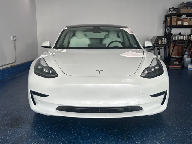 2022 Tesla Model 3 Standard Range Plus, bílá, 57 226 km, dovoz Kanada — foto 2 z 16