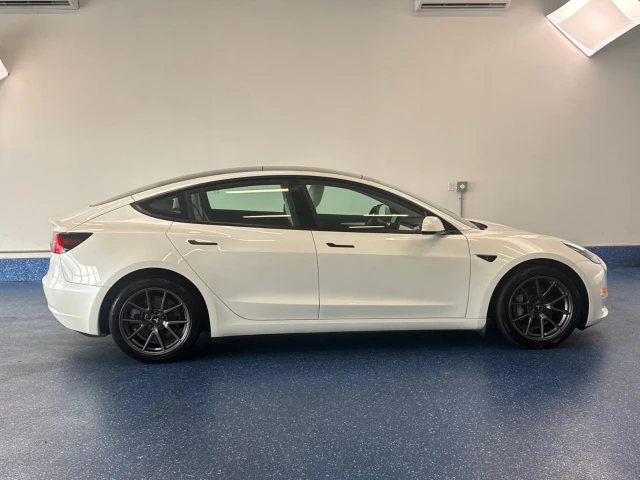 2022 Tesla Model 3 Standard Range Plus, bílá, 57 226 km, dovoz Kanada — foto 3 z 16