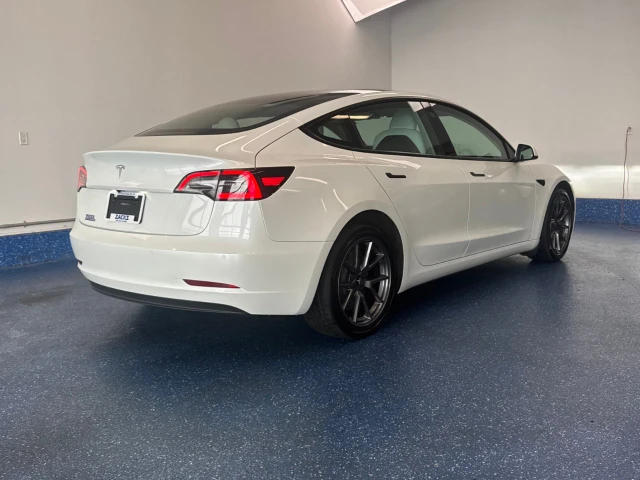 2022 Tesla Model 3 Standard Range Plus, bílá, 57 226 km, dovoz Kanada — foto 4 z 16
