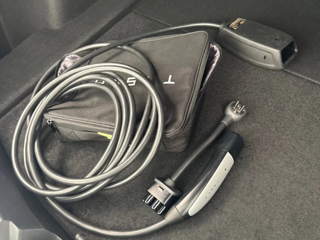 2022 Tesla Model 3 Standard Range Plus, bílá, 57 226 km, dovoz Kanada — foto 7 z 16