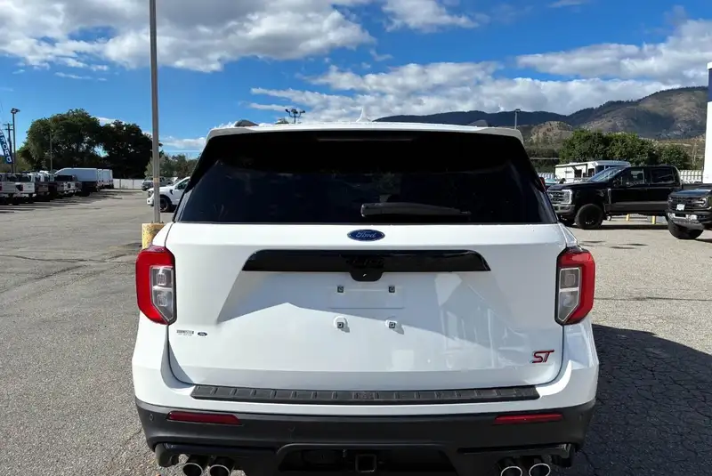 2023 Ford Explorer ST, bílá, 49 439 km, dovoz Kanada — foto 4 z 11