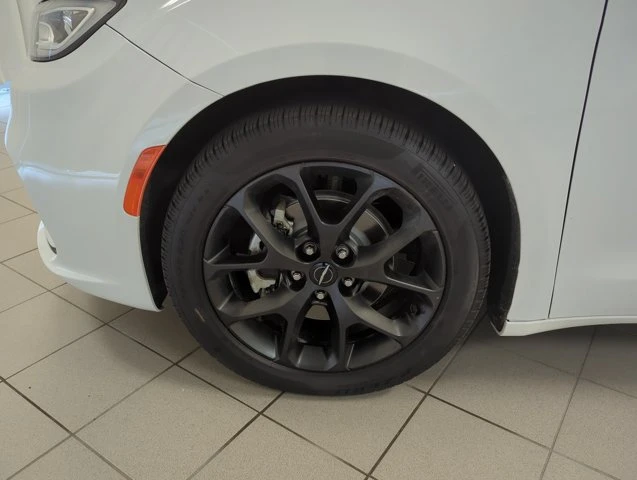 2025 Chrysler Pacifica, bílá, 50 332 km, dovoz Kanada — foto 10 z 20