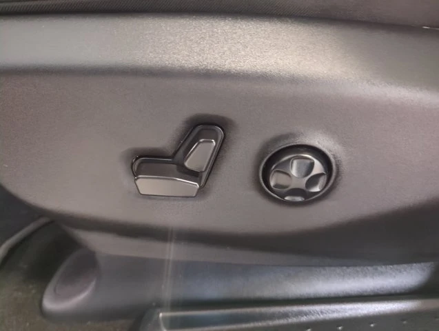 2025 Chrysler Pacifica, bílá, 50 332 km, dovoz Kanada — foto 12 z 20