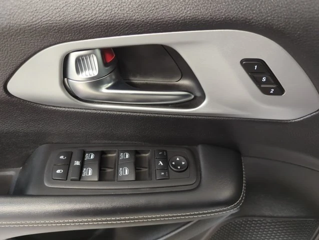 2025 Chrysler Pacifica, bílá, 50 332 km, dovoz Kanada — foto 13 z 20