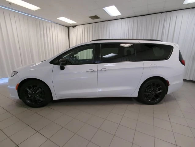 2025 Chrysler Pacifica, bílá, 50 332 km, dovoz Kanada — foto 5 z 20