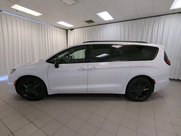 2025 Chrysler Pacifica, bílá, 50 332 km, dovoz Kanada — foto 6 z 20