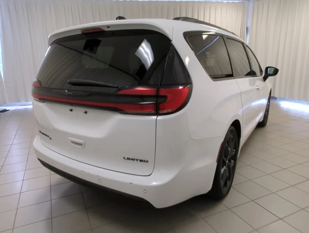 2025 Chrysler Pacifica, bílá, 50 332 km, dovoz Kanada — foto 9 z 20