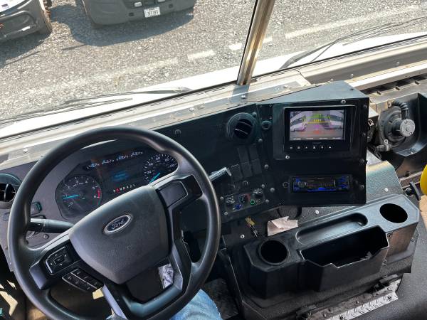 2022 Ford, dovoz USA — foto 5 z 7