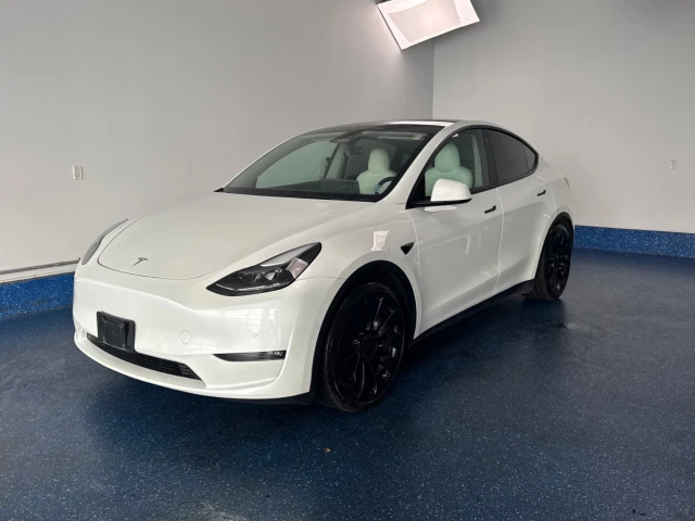2022 Tesla Model Y Performance AWD, bílá, 127 339 km, dovoz Kanada — foto 1 z 20 2022 Tesla Model Y Performance AWD, bílá, 127 339 km, dovoz Kanada — foto 1 z 20